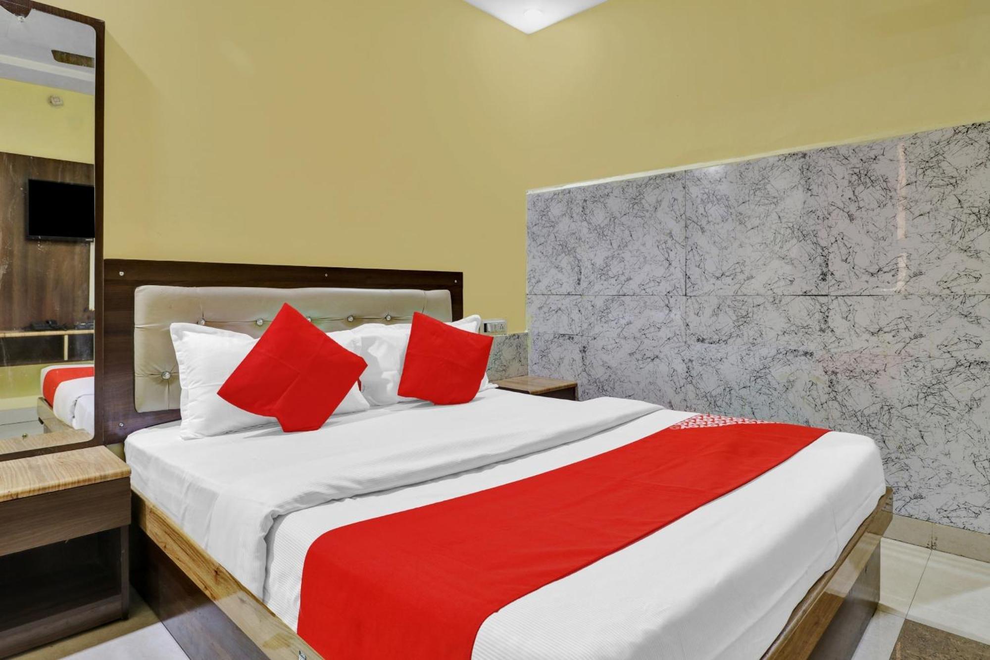 Capital O Royal Inn Near Laskar Gwalior Exterior photo